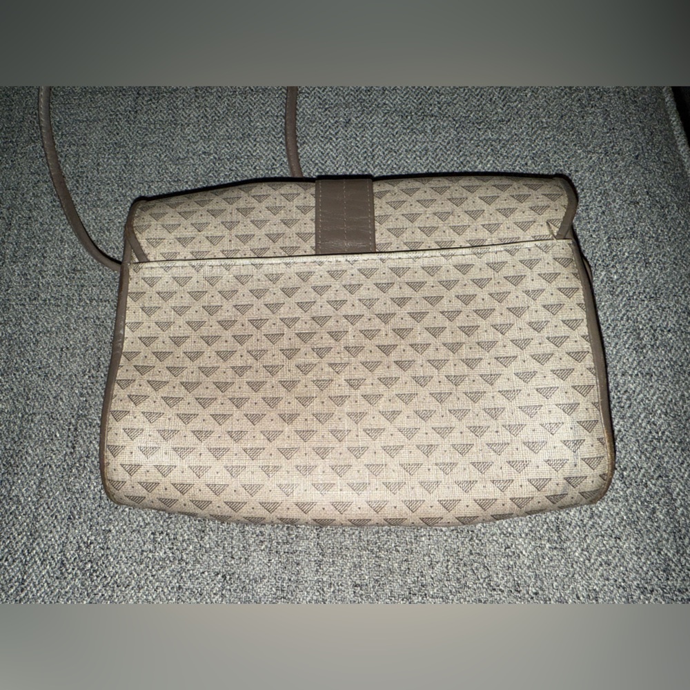 Geometric Patterned Clutch - Picture 2 of 13